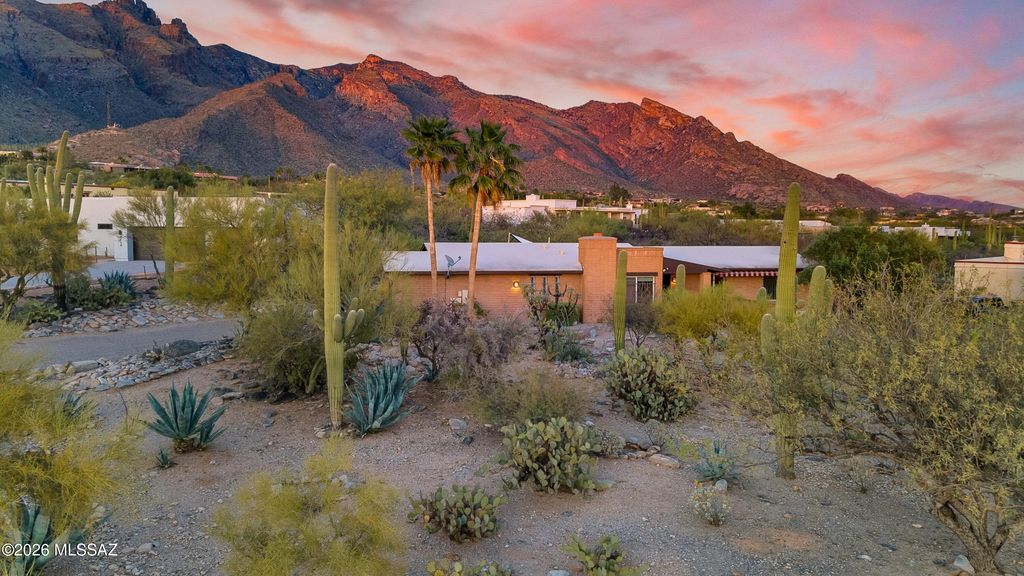 7112 N Chimney Rock Place, Tucson, AZ 85718