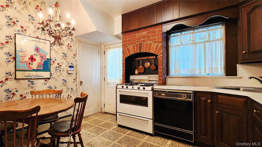 7516 175th Street, Fresh Meadows, NY 11366 — photo 5