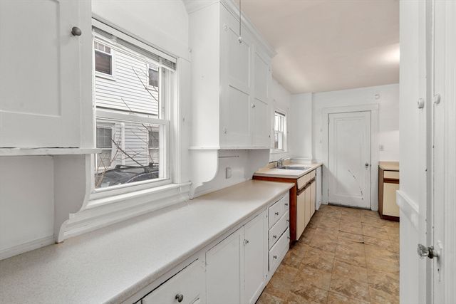 27-28 Seagrave Rd, Cambridge, MA 02140