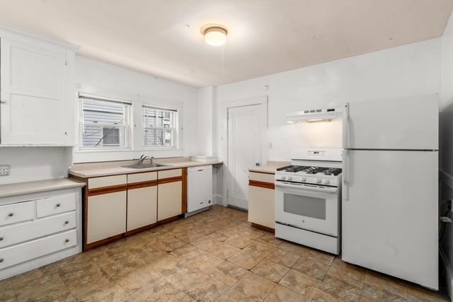 27-28 Seagrave Rd, Cambridge, MA 02140