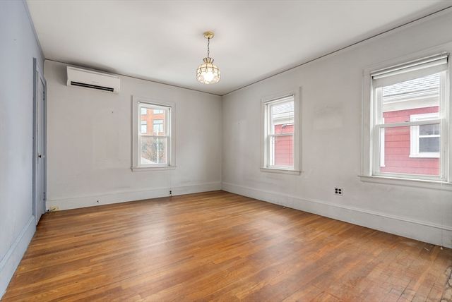 27-28 Seagrave Rd, Cambridge, MA 02140