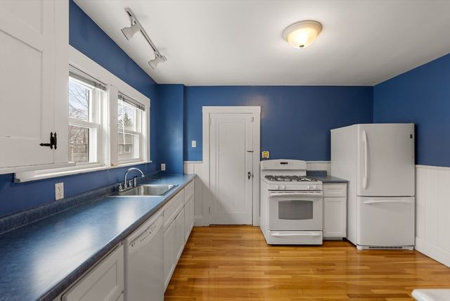 27-28 Seagrave Rd, Cambridge, MA 02140