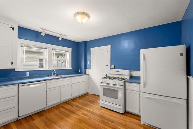 27-28 Seagrave Rd, Cambridge, MA 02140