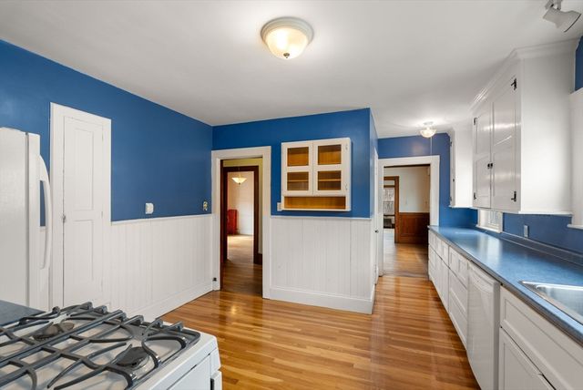 27-28 Seagrave Rd, Cambridge, MA 02140