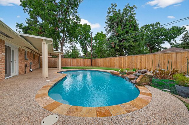 6926 Pine Grove Drive, Houston, TX 77092