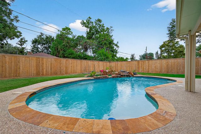 6926 Pine Grove Drive, Houston, TX 77092