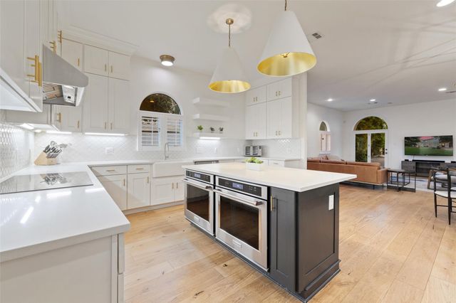 8 Glen Rock DR, The Hills, TX 78738