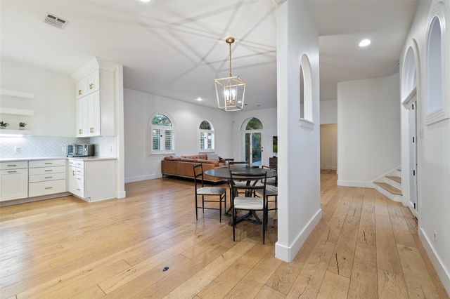 8 Glen Rock DR, The Hills, TX 78738