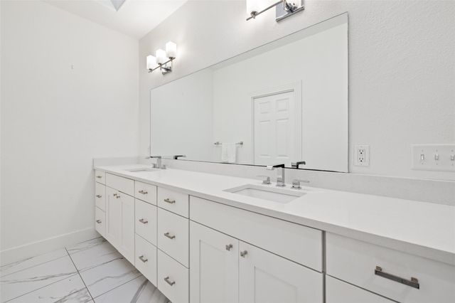 8 Glen Rock DR, The Hills, TX 78738