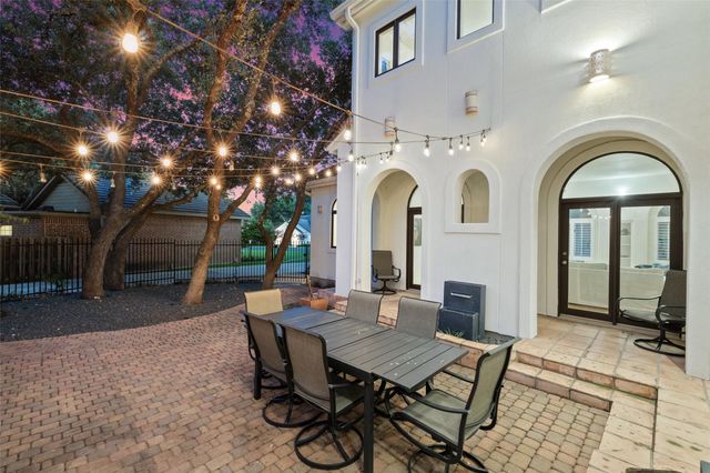 8 Glen Rock DR, The Hills, TX 78738