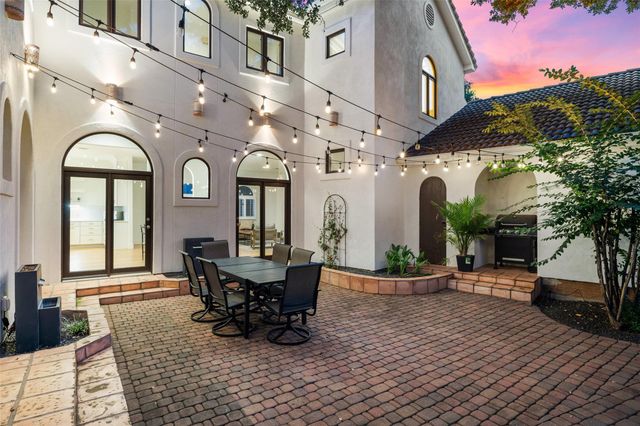 8 Glen Rock DR, The Hills, TX 78738