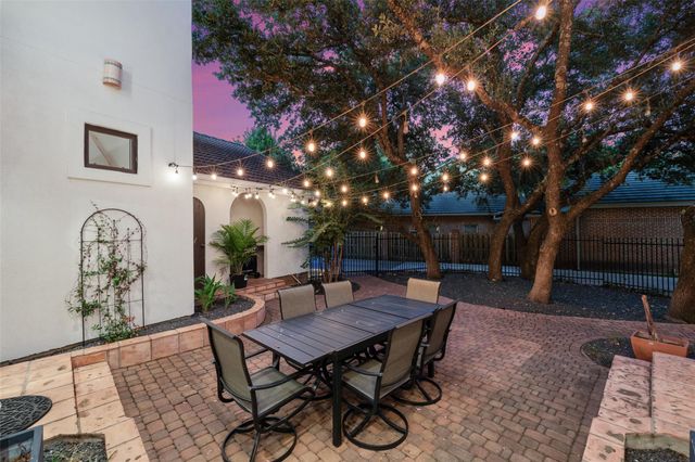 8 Glen Rock DR, The Hills, TX 78738