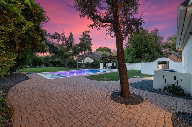 8 Glen Rock DR, The Hills, TX 78738