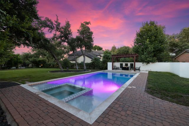 8 Glen Rock DR, The Hills, TX 78738