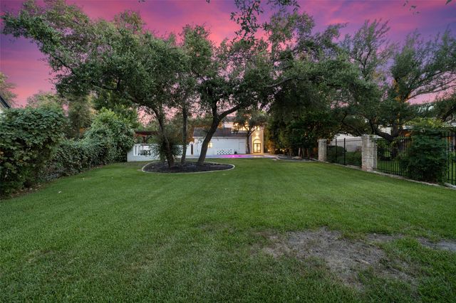 8 Glen Rock DR, The Hills, TX 78738