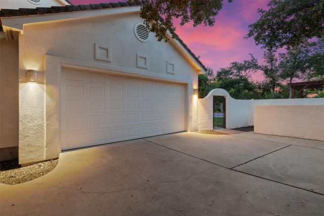 8 Glen Rock DR, The Hills, TX 78738