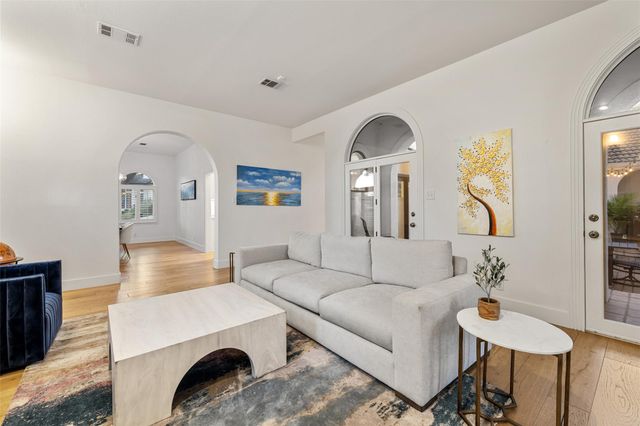 8 Glen Rock DR, The Hills, TX 78738