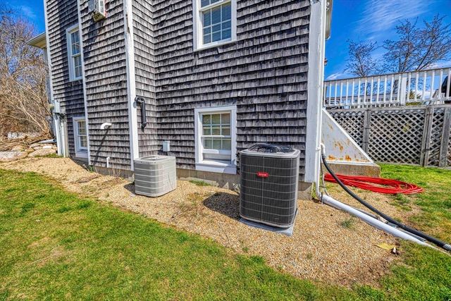 12 Old Pasture Ln, Westport, MA 02790