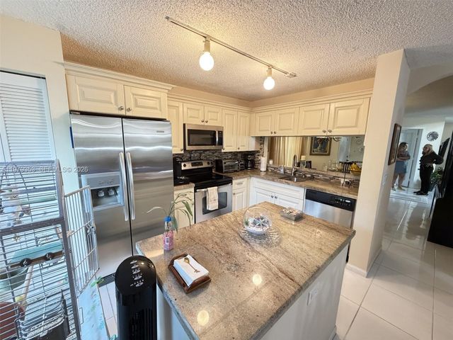 10840 NW 46th Dr, Coral Springs, FL 33076