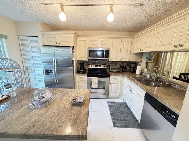 10840 NW 46th Dr, Coral Springs, FL 33076