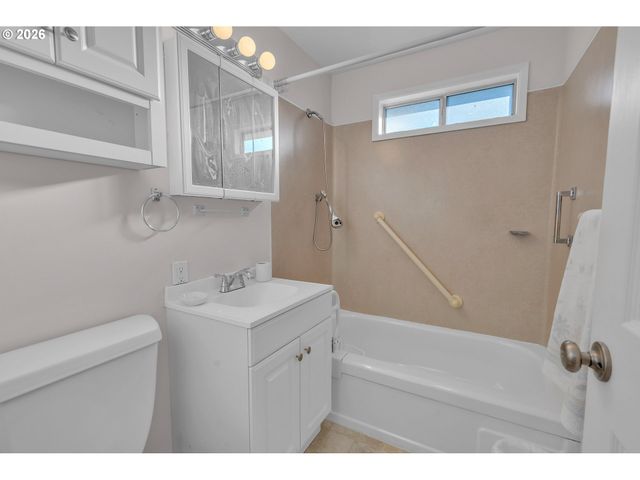 1379 SALLAL Rd, Woodburn, OR 97071