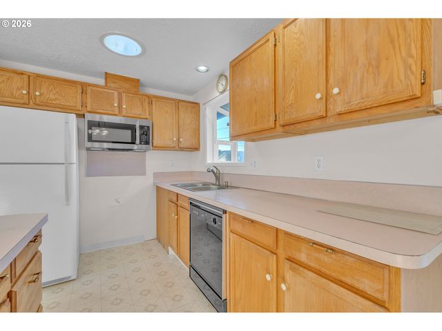 1379 SALLAL Rd, Woodburn, OR 97071