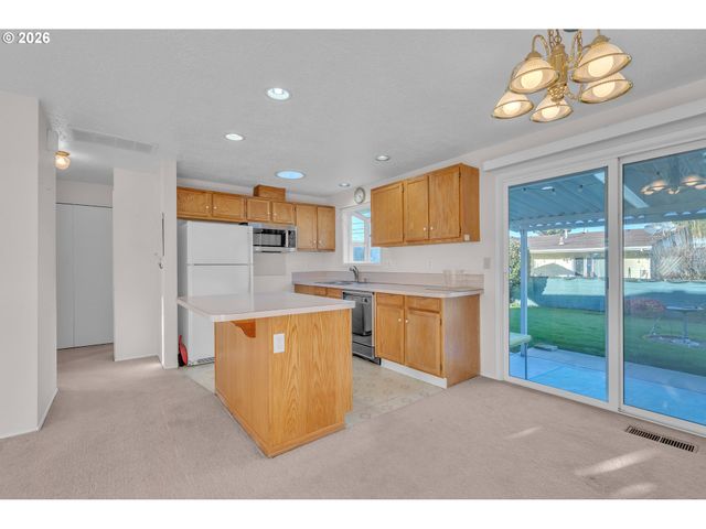 1379 SALLAL Rd, Woodburn, OR 97071