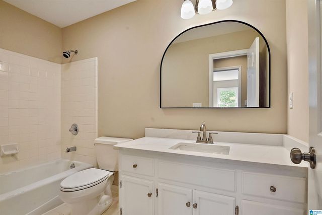 31 THE OAKS CIRCLE, Hoover, AL 35244