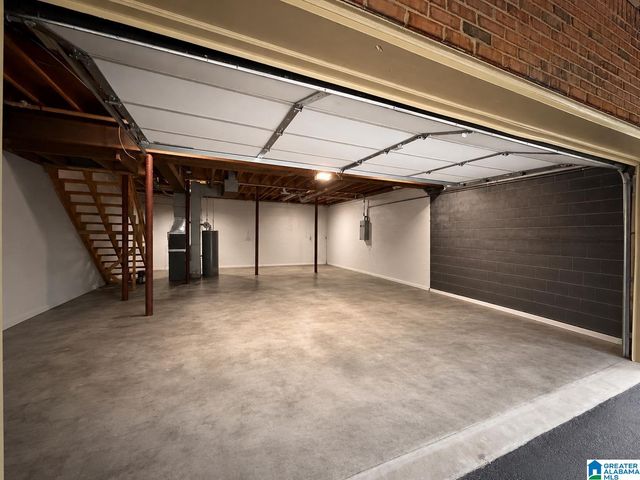 31 THE OAKS CIRCLE, Hoover, AL 35244