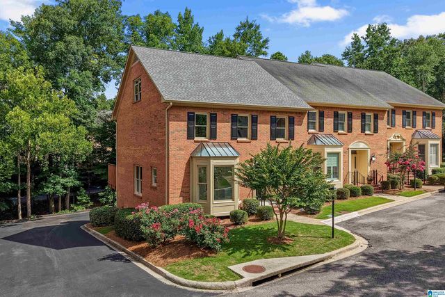 31 THE OAKS CIRCLE, Hoover, AL 35244