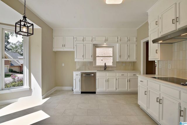 31 THE OAKS CIRCLE, Hoover, AL 35244