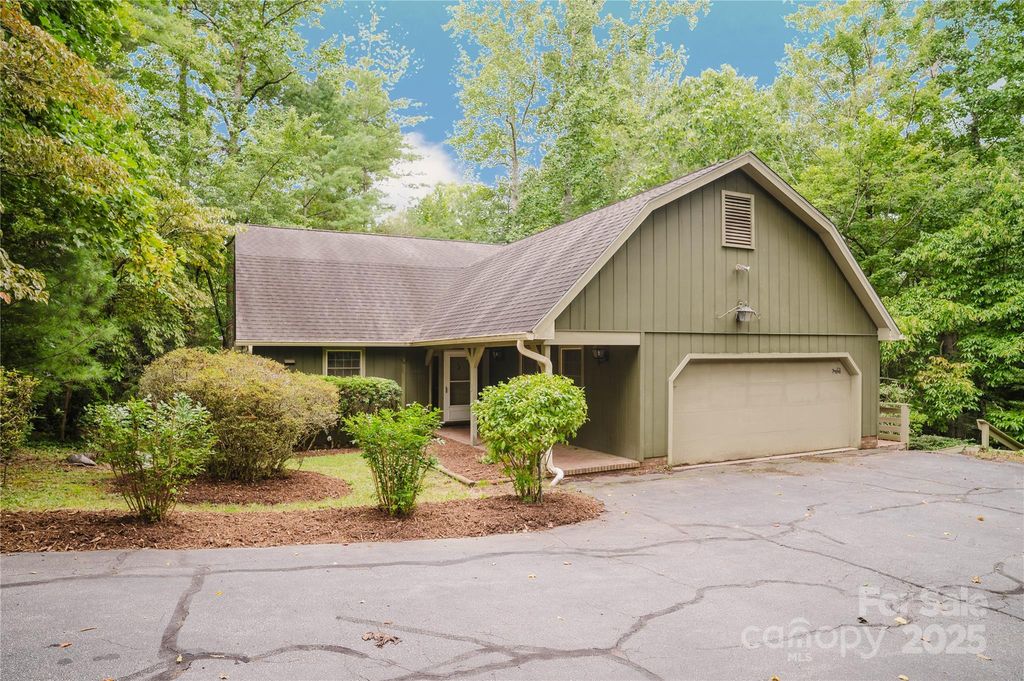 305 Heathcote Road, Hendersonville, NC 28791