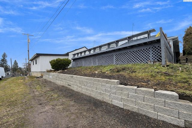 105 S Howard St, Tekoa, WA 99033