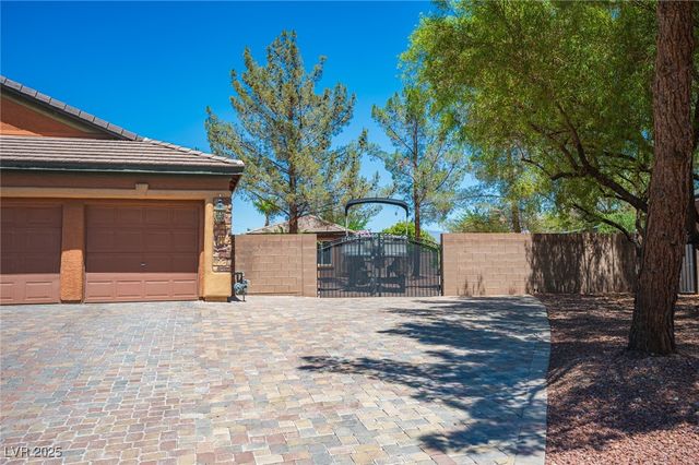 5832 Farnsworth Pond Avenue, Las Vegas, NV 89130