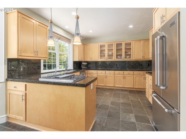 2808 EDGEWATER Dr, Eugene, OR 97401