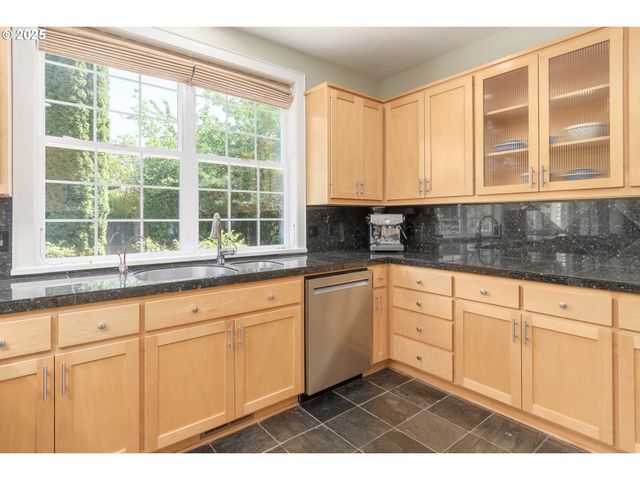 2808 EDGEWATER Dr, Eugene, OR 97401