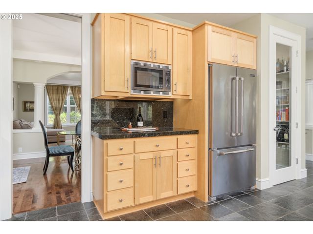 2808 EDGEWATER Dr, Eugene, OR 97401