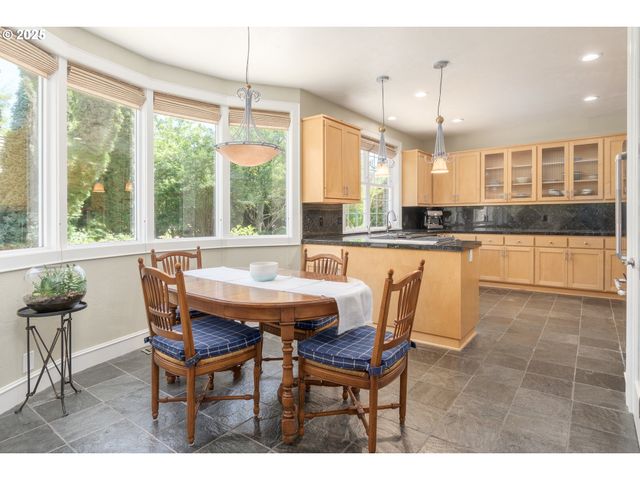 2808 EDGEWATER Dr, Eugene, OR 97401