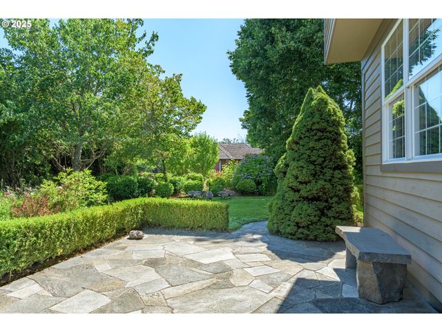 2808 EDGEWATER Dr, Eugene, OR 97401