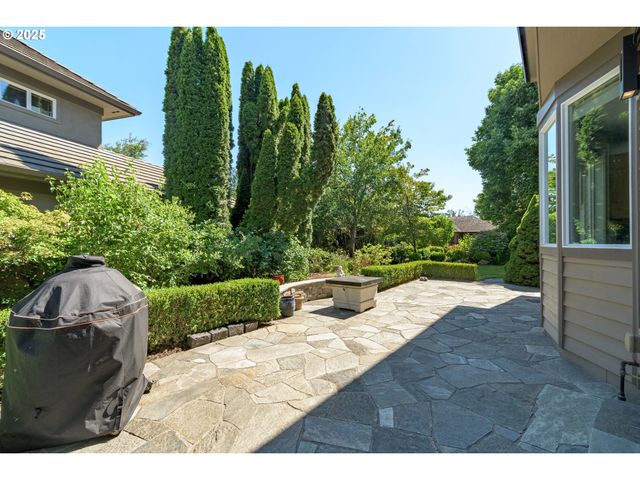 2808 EDGEWATER Dr, Eugene, OR 97401