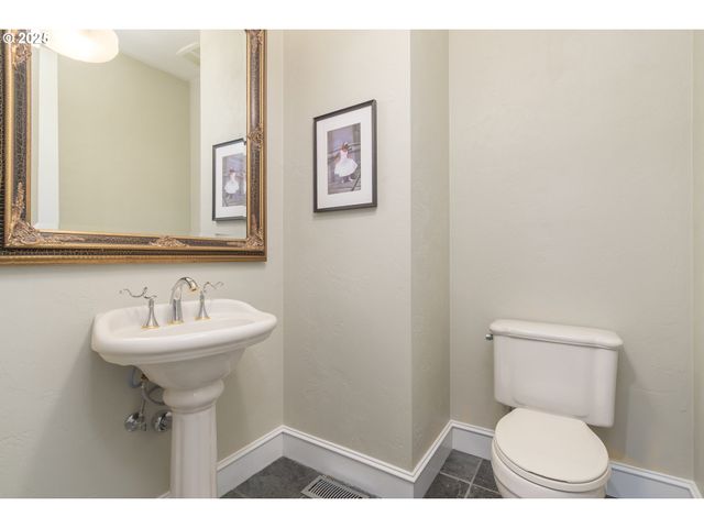 2808 EDGEWATER Dr, Eugene, OR 97401