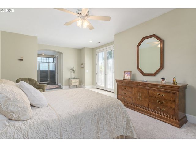 2808 EDGEWATER Dr, Eugene, OR 97401