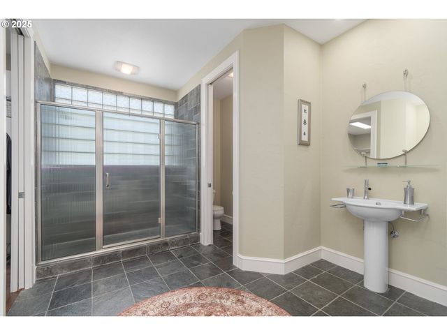 2808 EDGEWATER Dr, Eugene, OR 97401