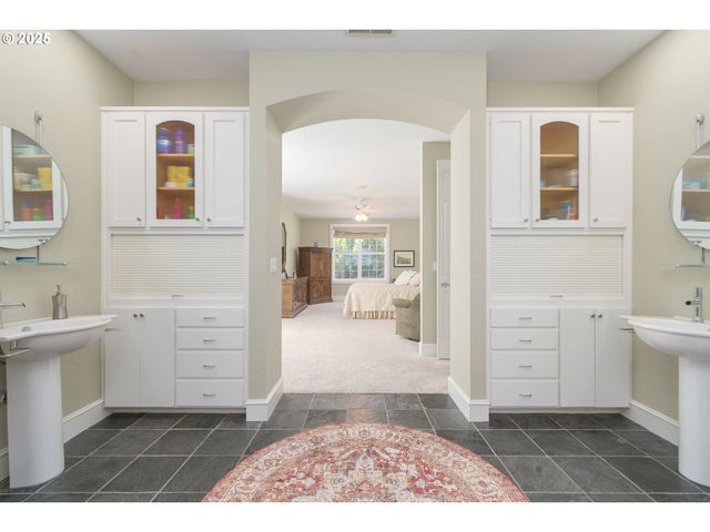 2808 EDGEWATER Dr, Eugene, OR 97401