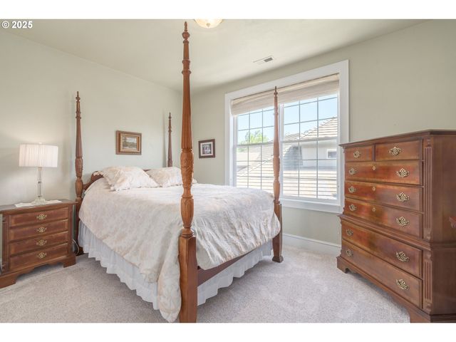 2808 EDGEWATER Dr, Eugene, OR 97401