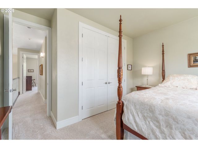 2808 EDGEWATER Dr, Eugene, OR 97401