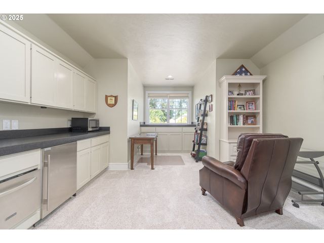 2808 EDGEWATER Dr, Eugene, OR 97401