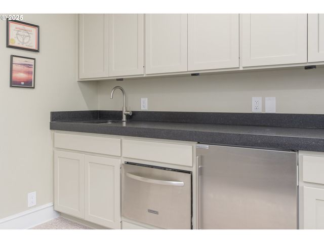 2808 EDGEWATER Dr, Eugene, OR 97401