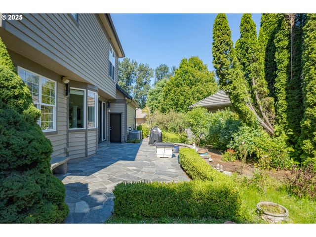 2808 EDGEWATER Dr, Eugene, OR 97401