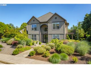 2808 EDGEWATER Dr, Eugene, OR 97401